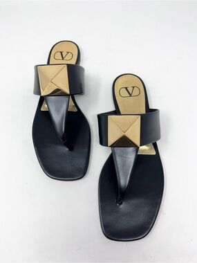 NEW Valentino Garavani Black Leather  One Stud Flat Thong Sandal size 39 EU